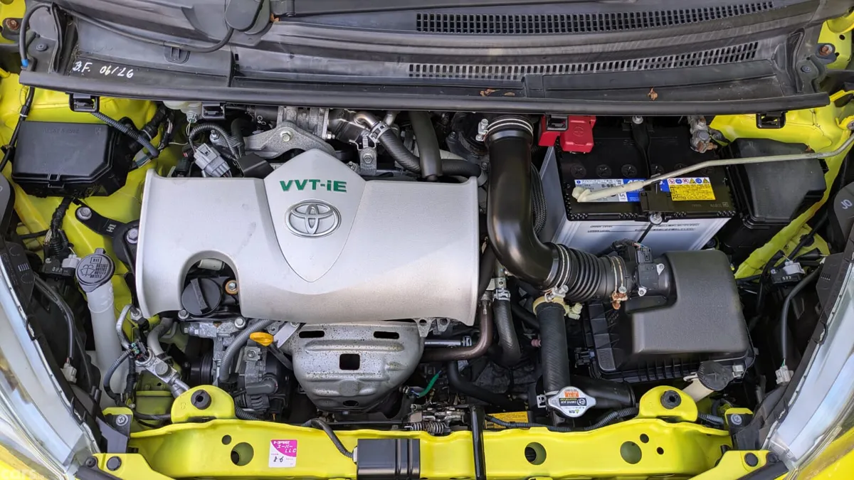 Toyota Yaris Hatchback, Petrol, 2015, Yellow