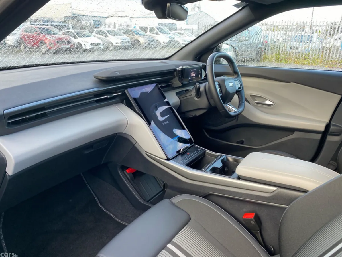 Ford Capri MPV, Electric, 2026, Black