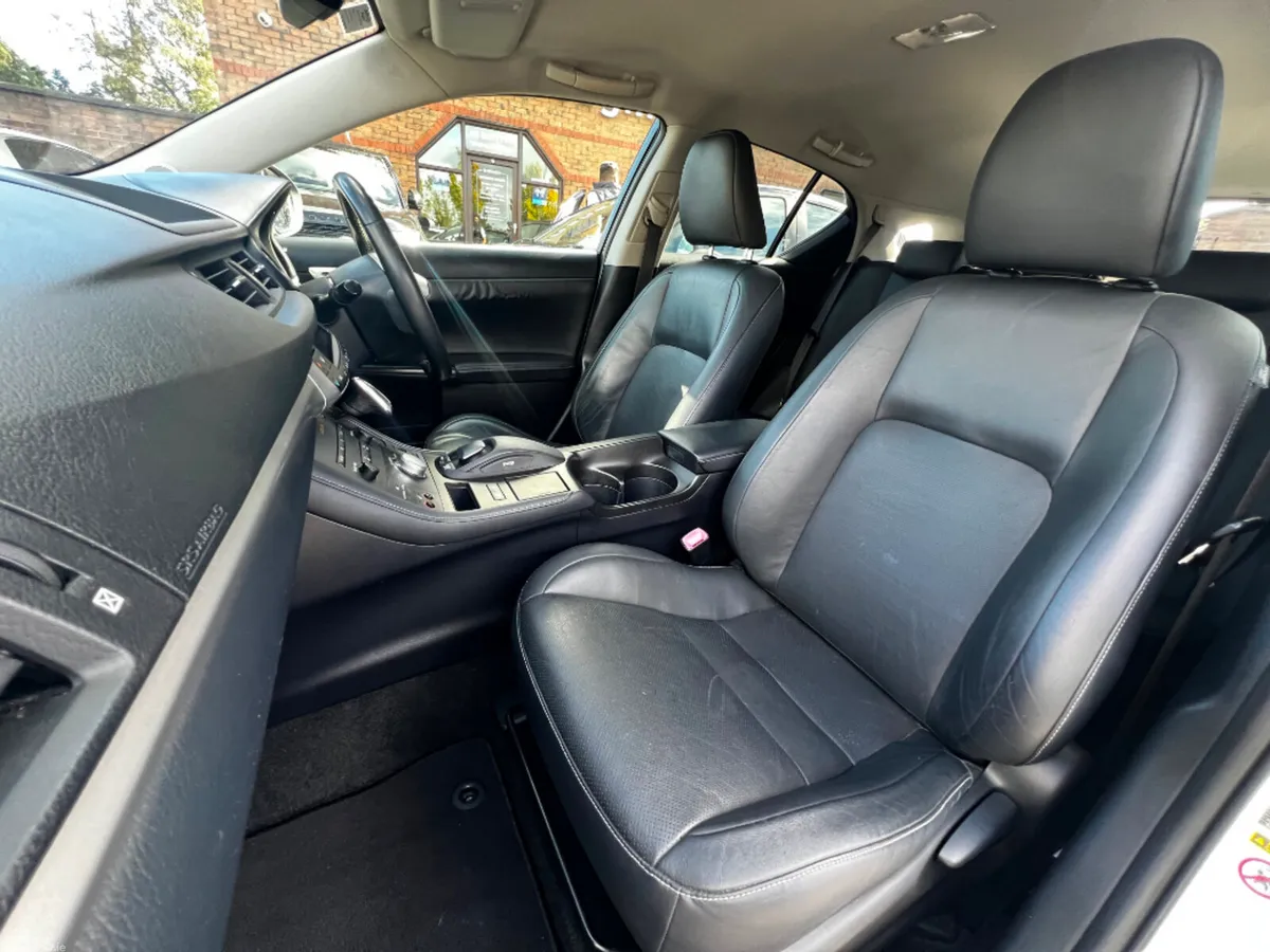 Lexus CT Hatchback, Petrol Hybrid, 2012, White