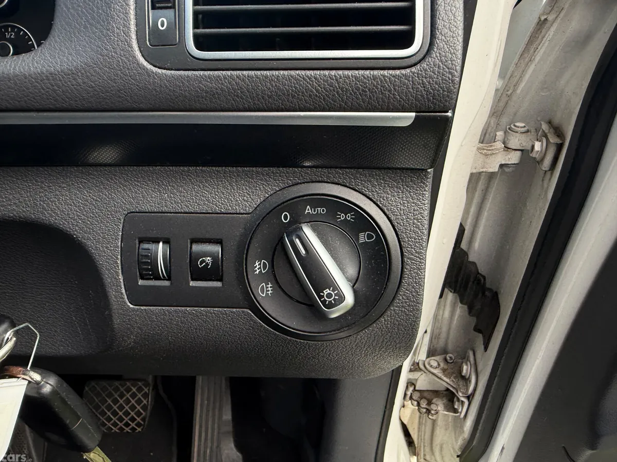Volkswagen Touran MPV, Petrol, 2013, White