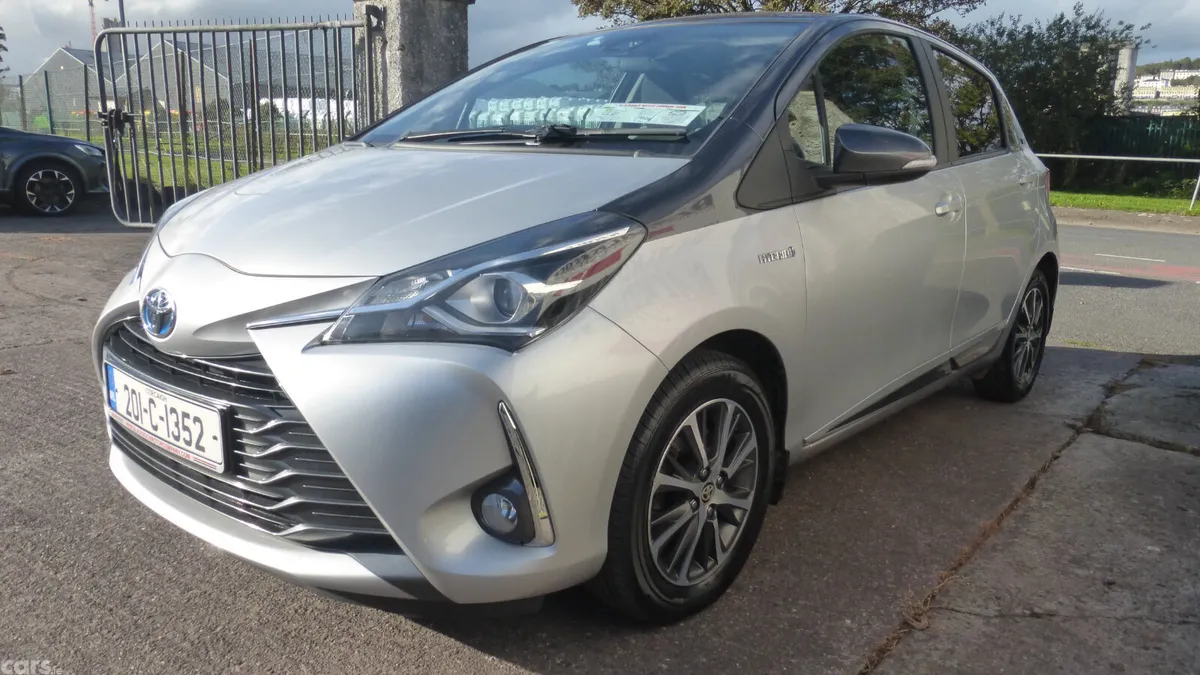 Toyota Yaris MPV, Petrol Hybrid, 2020, Grey