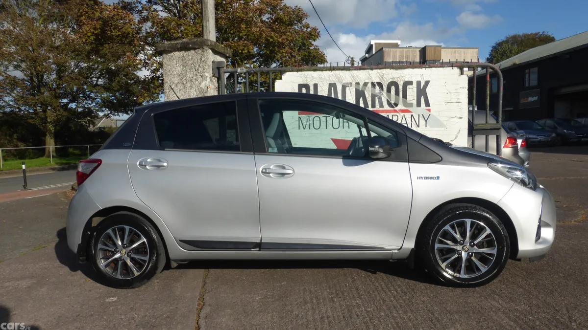 Toyota Yaris MPV, Petrol Hybrid, 2020, Grey