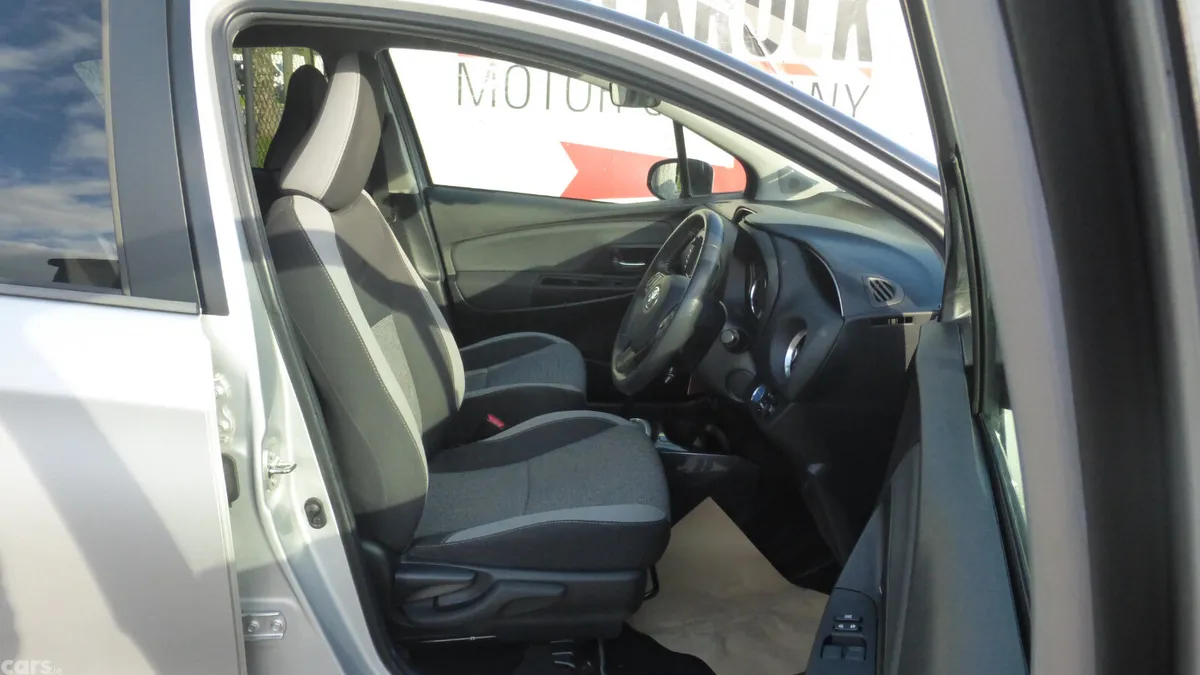 Toyota Yaris MPV, Petrol Hybrid, 2020, Grey