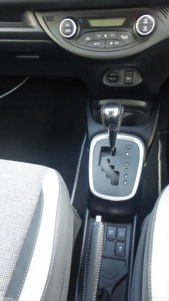 Toyota Yaris MPV, Petrol Hybrid, 2020, Grey