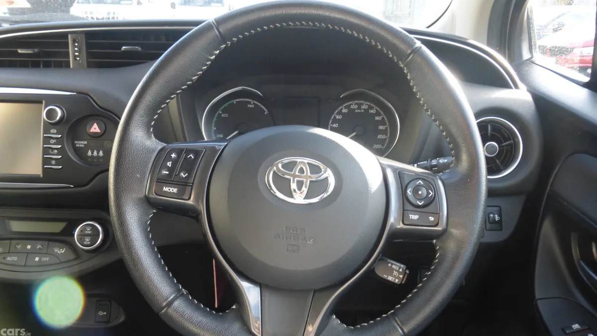 Toyota Yaris MPV, Petrol Hybrid, 2020, Grey
