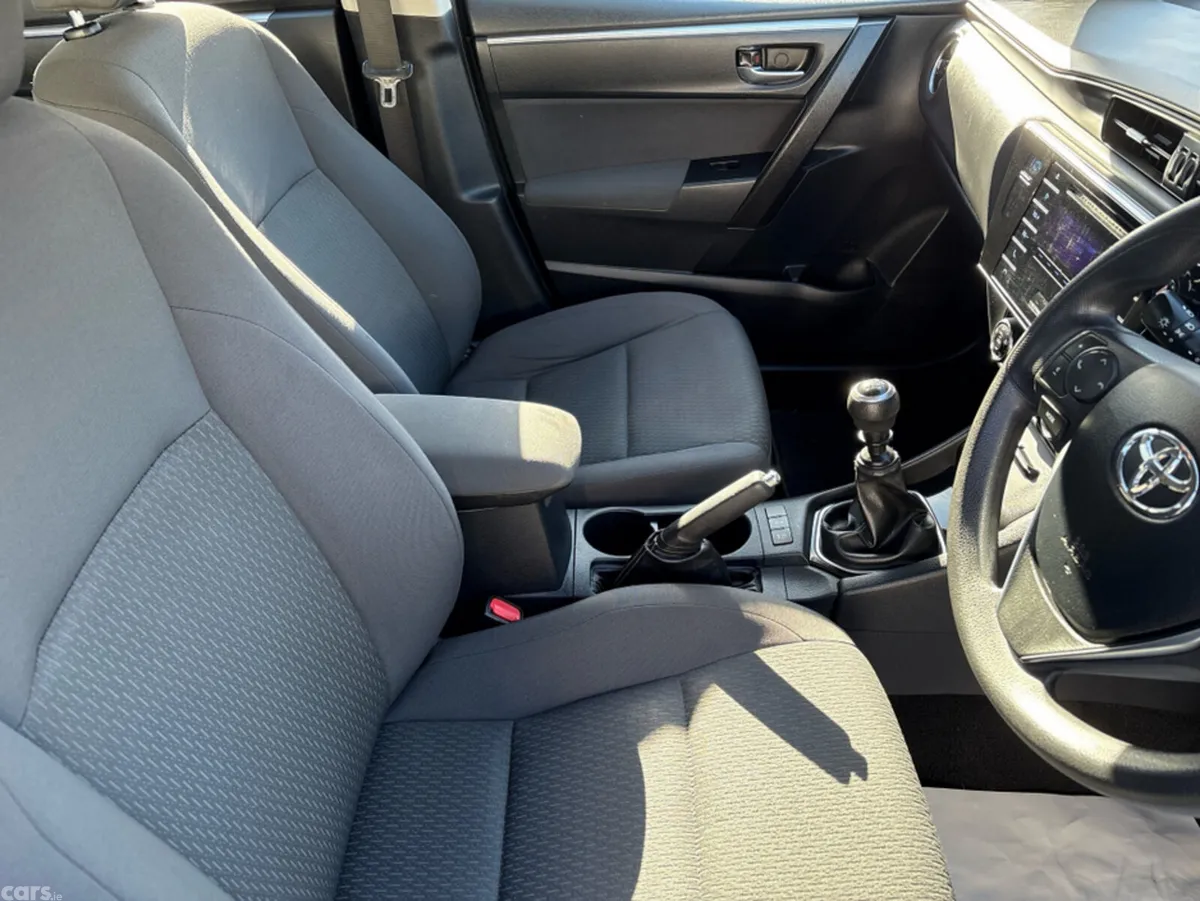 Toyota Corolla Saloon, Diesel, 2018, Grey