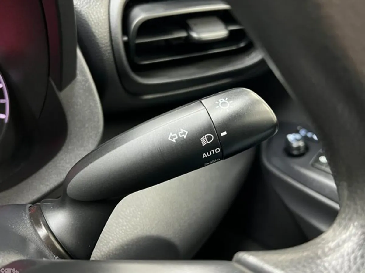 Toyota Yaris Hatchback, Petrol Hybrid, 2021, White