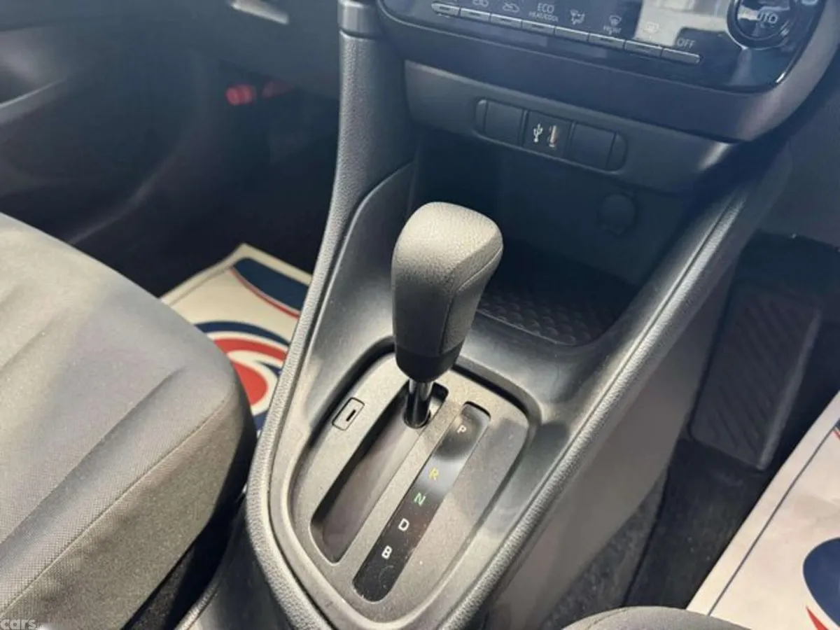 Toyota Yaris Hatchback, Petrol Hybrid, 2021, White
