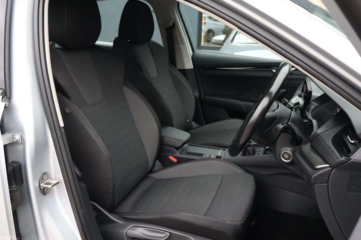 Skoda Octavia Saloon, Diesel, 2022, Grey
