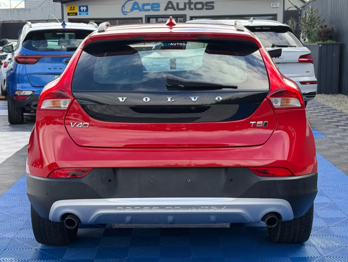 Volvo V40 Hatchback, Petrol, 2019, Red