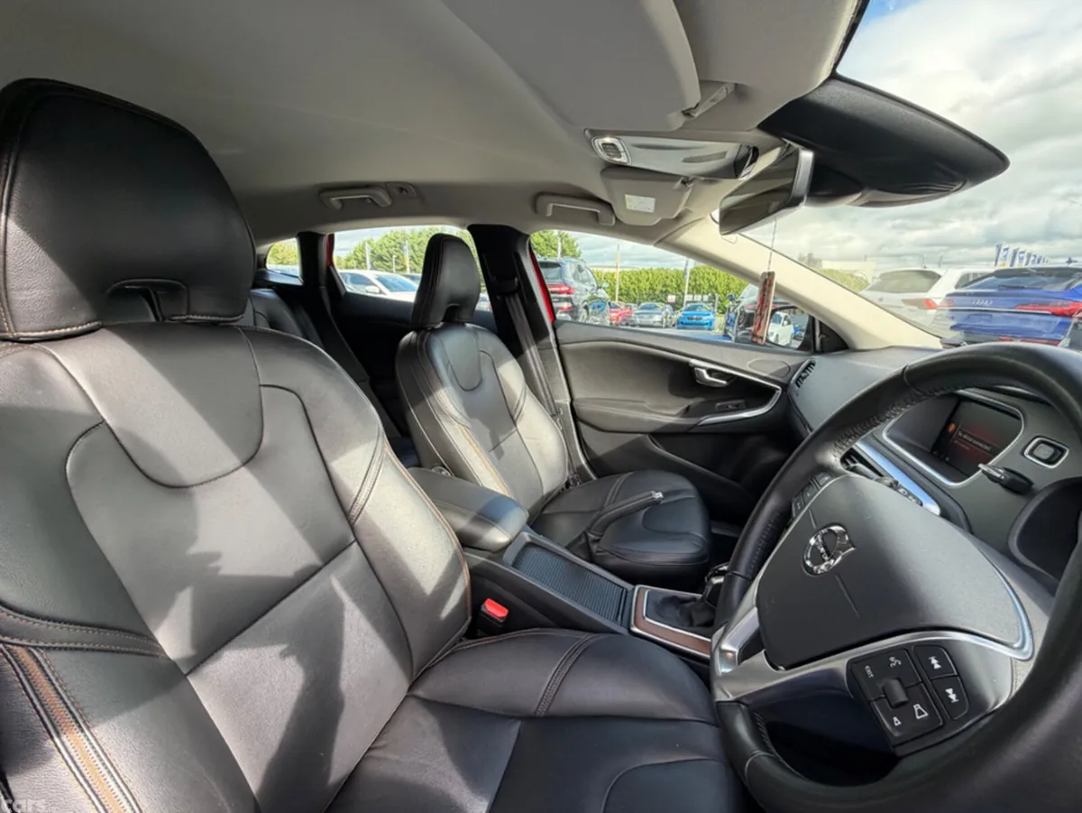 Volvo V40 Hatchback, Petrol, 2019, Red