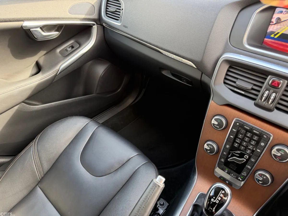 Volvo V40 Hatchback, Petrol, 2019, Red