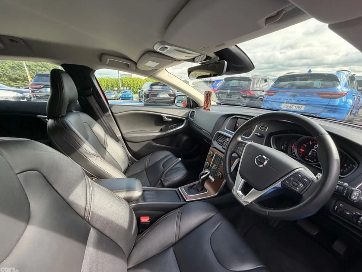 Volvo V40 Hatchback, Petrol, 2019, Red