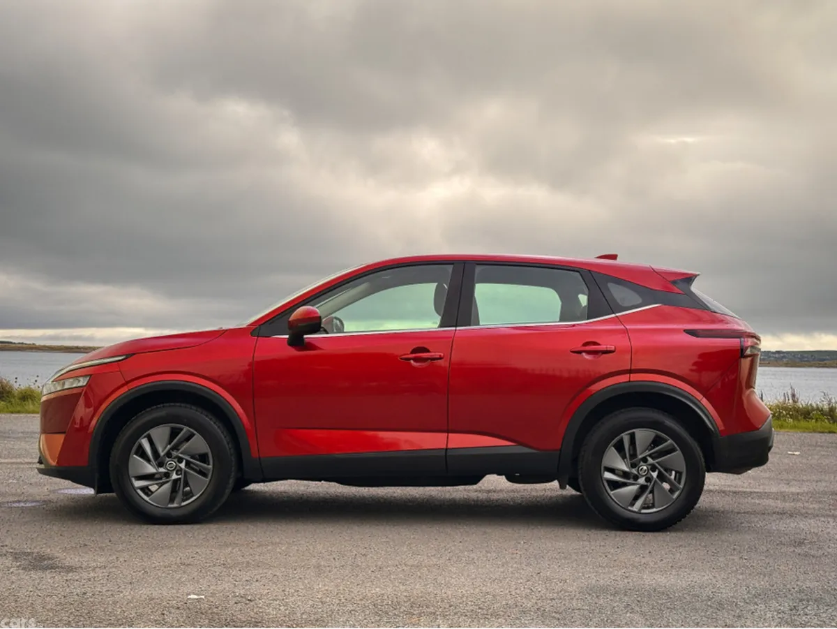 Nissan Qashqai MPV, Petrol, 2022, Red