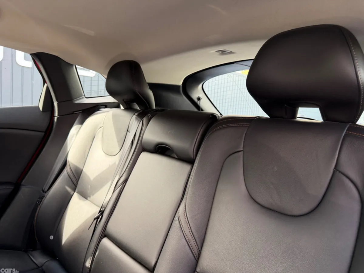 Volvo V40 Hatchback, Petrol, 2019, Red