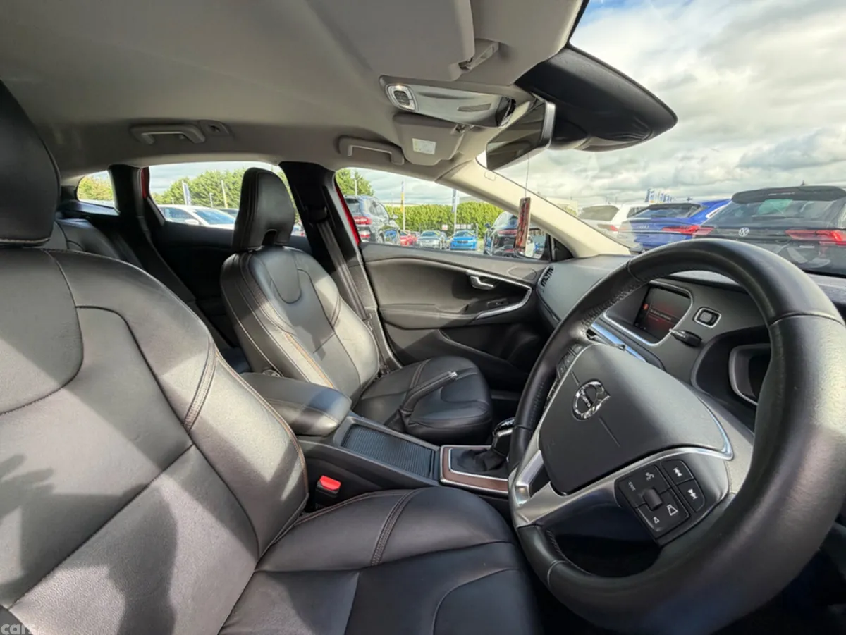 Volvo V40 Hatchback, Petrol, 2019, Red