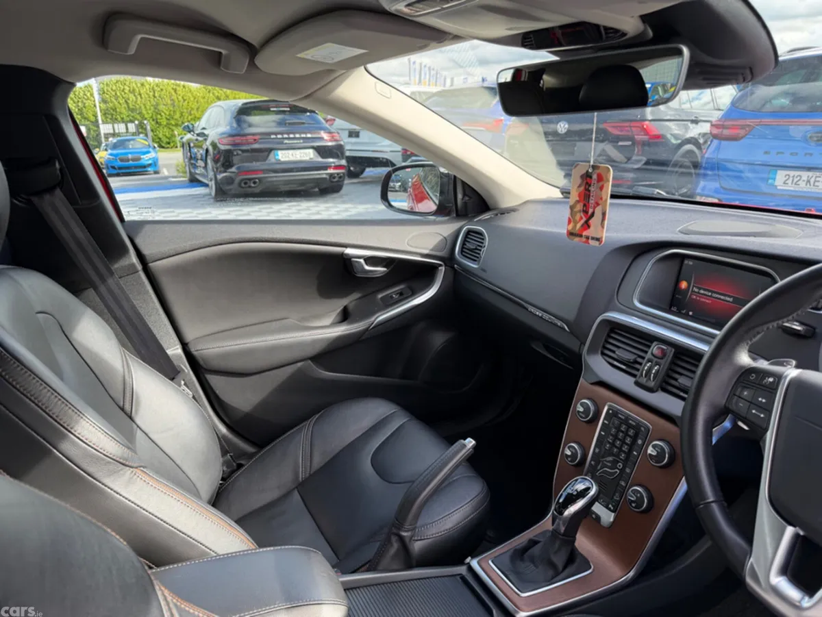 Volvo V40 Hatchback, Petrol, 2019, Red