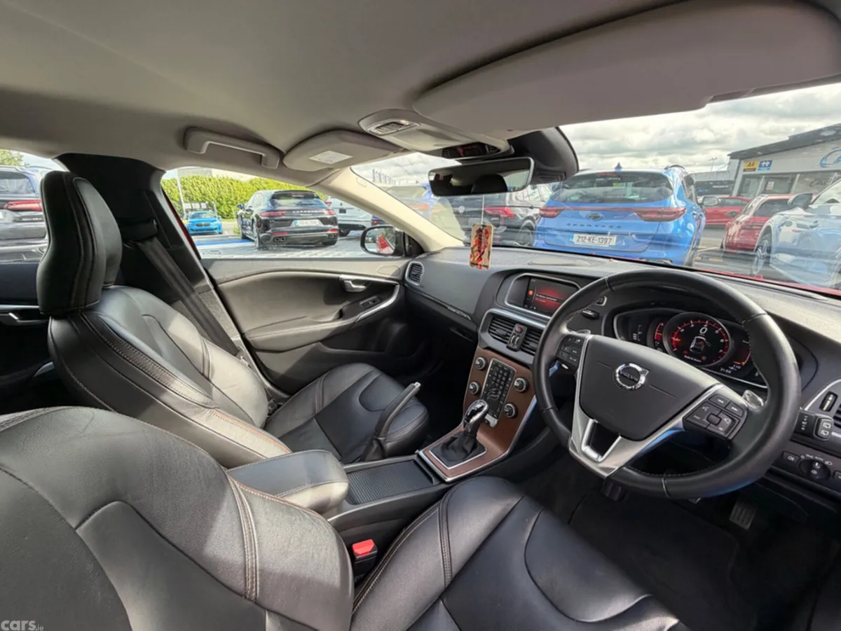Volvo V40 Hatchback, Petrol, 2019, Red