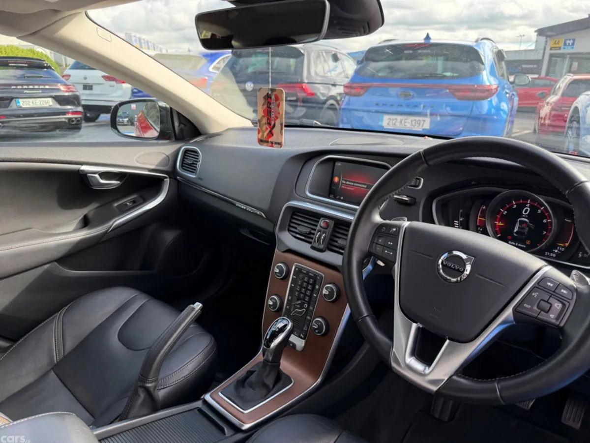 Volvo V40 Hatchback, Petrol, 2019, Red