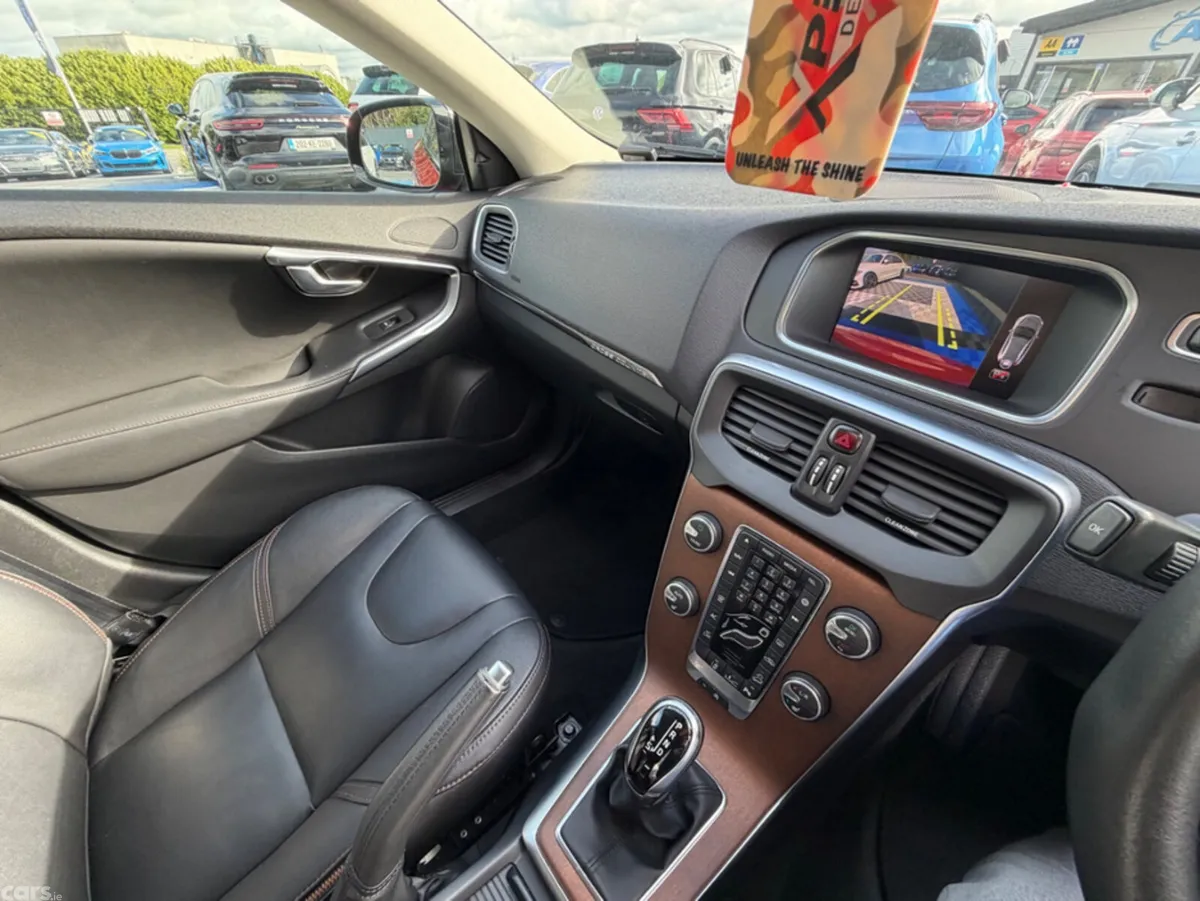 Volvo V40 Hatchback, Petrol, 2019, Red