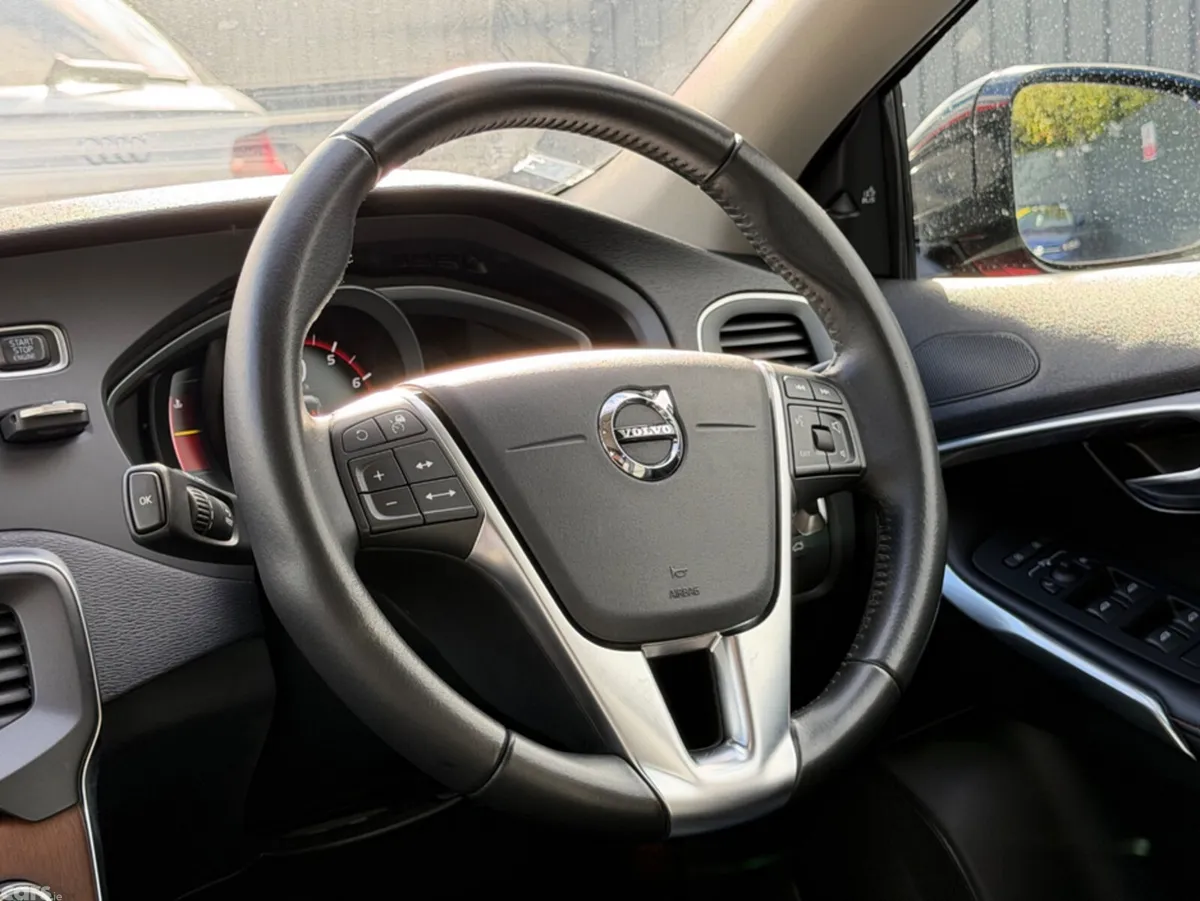 Volvo V40 Hatchback, Petrol, 2019, Red