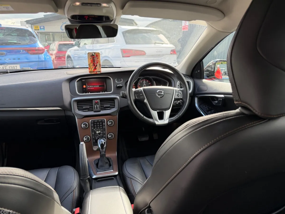 Volvo V40 Hatchback, Petrol, 2019, Red