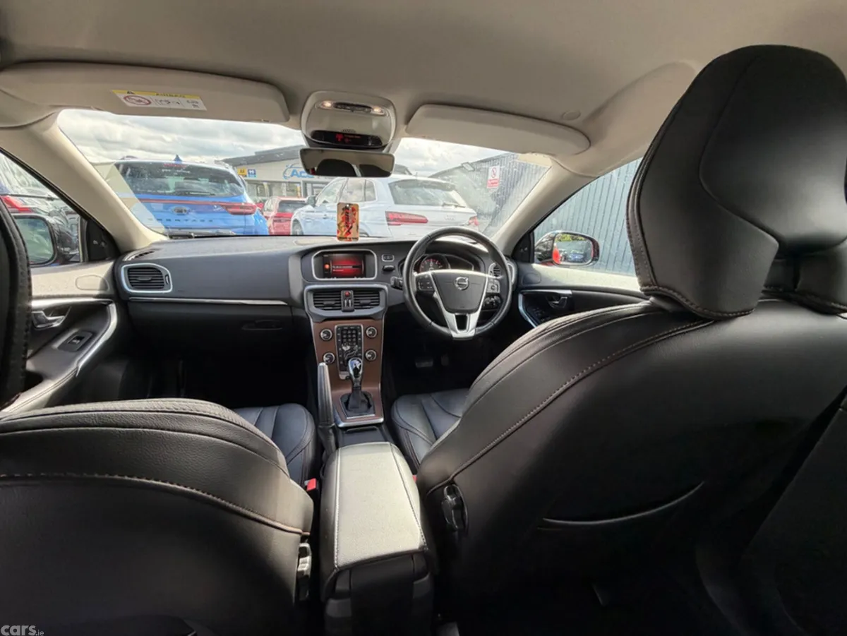 Volvo V40 Hatchback, Petrol, 2019, Red