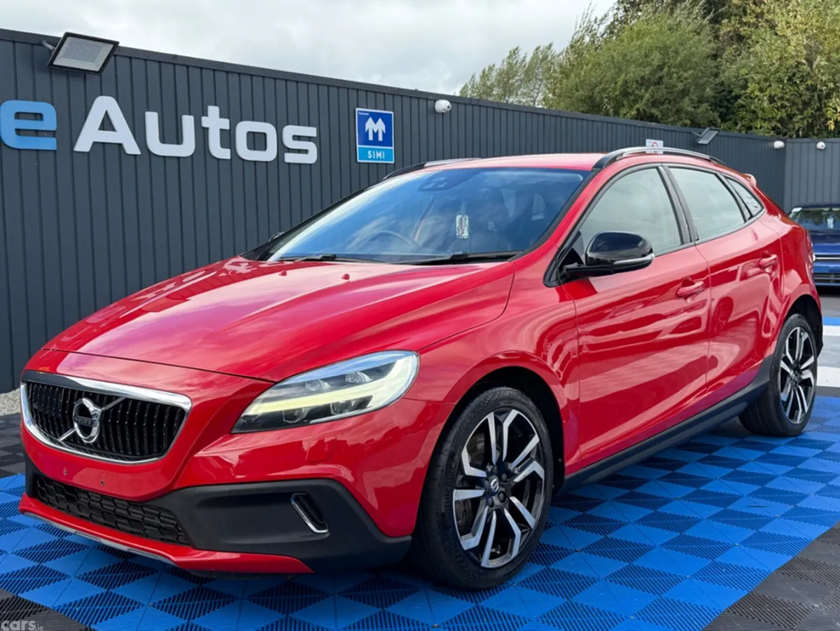 Volvo V40 Hatchback, Petrol, 2019, Red