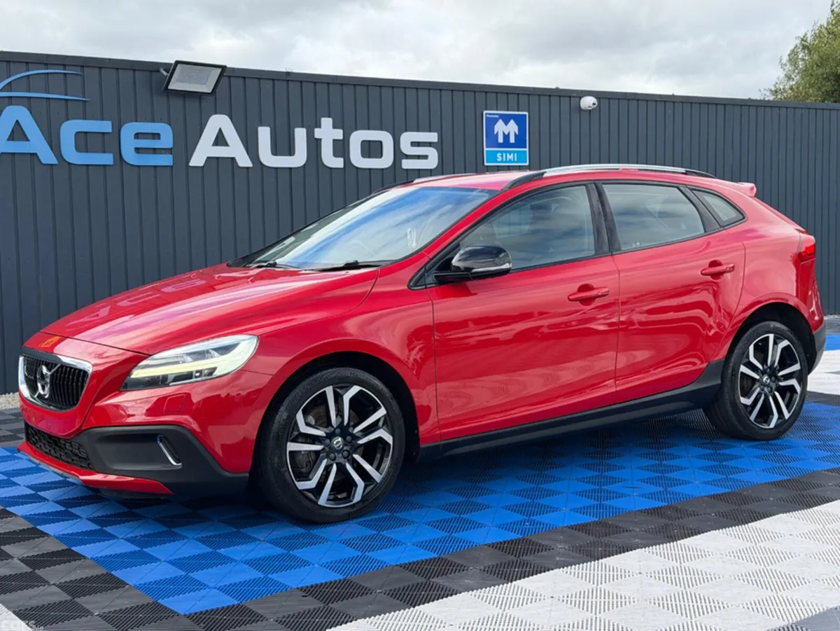 Volvo V40 Hatchback, Petrol, 2019, Red