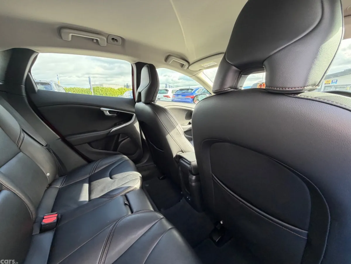 Volvo V40 Hatchback, Petrol, 2019, Red