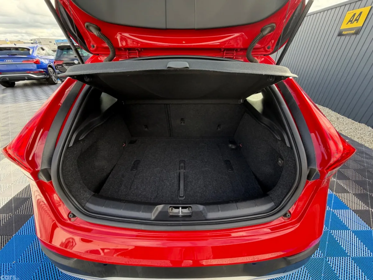 Volvo V40 Hatchback, Petrol, 2019, Red