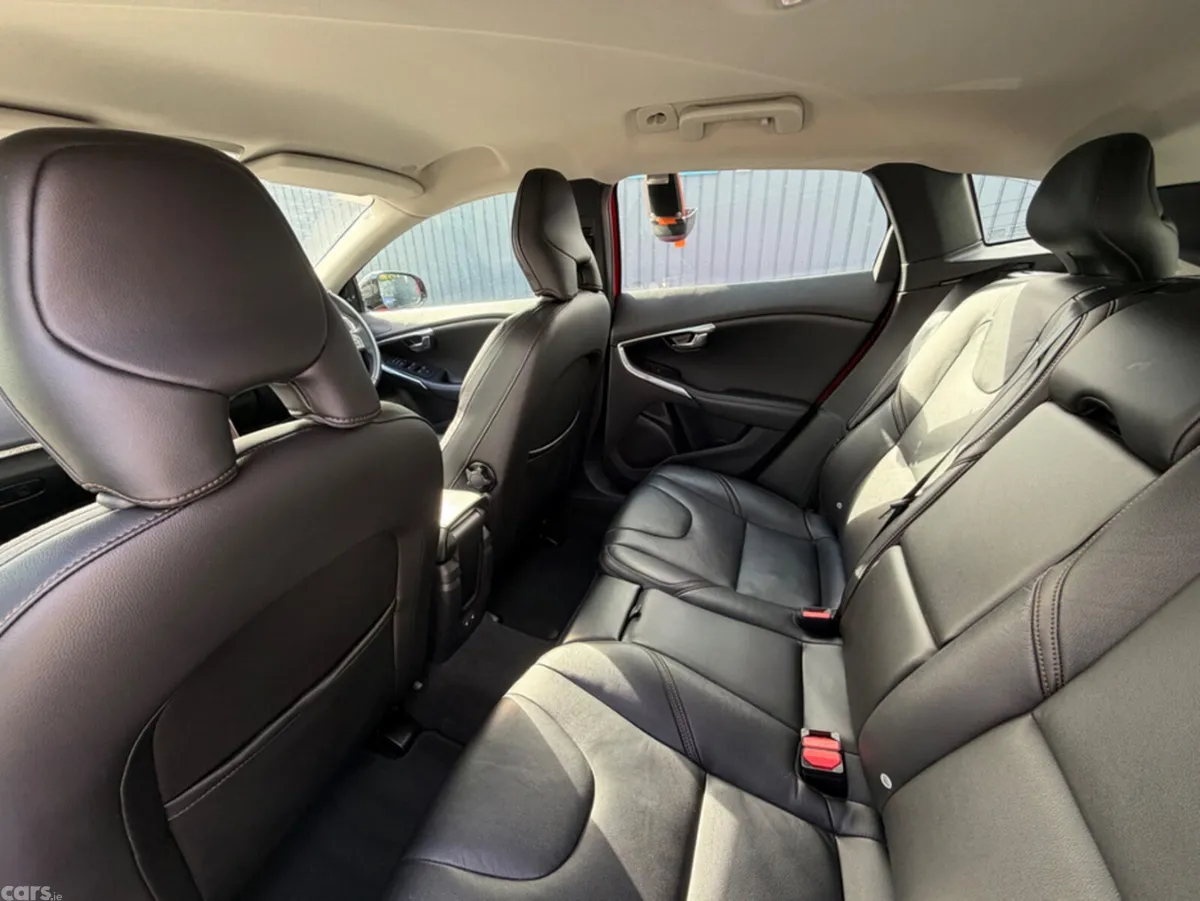 Volvo V40 Hatchback, Petrol, 2019, Red