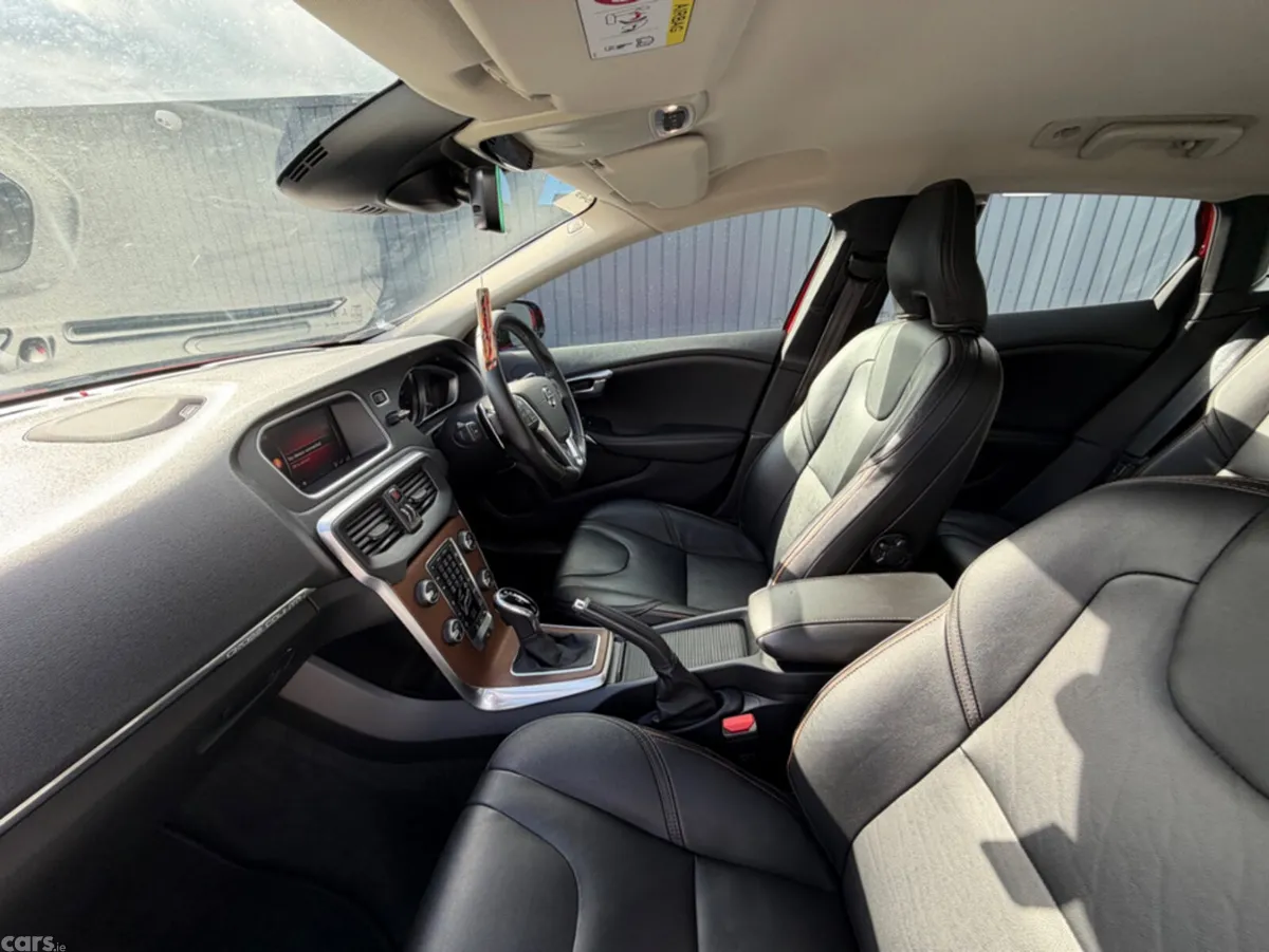 Volvo V40 Hatchback, Petrol, 2019, Red