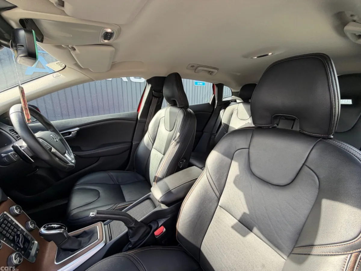 Volvo V40 Hatchback, Petrol, 2019, Red