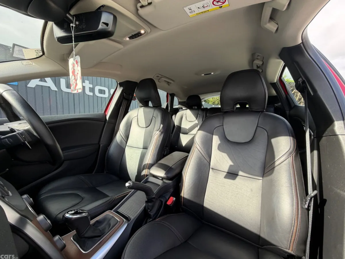 Volvo V40 Hatchback, Petrol, 2019, Red
