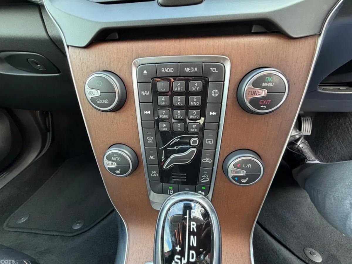 Volvo V40 Hatchback, Petrol, 2019, Red