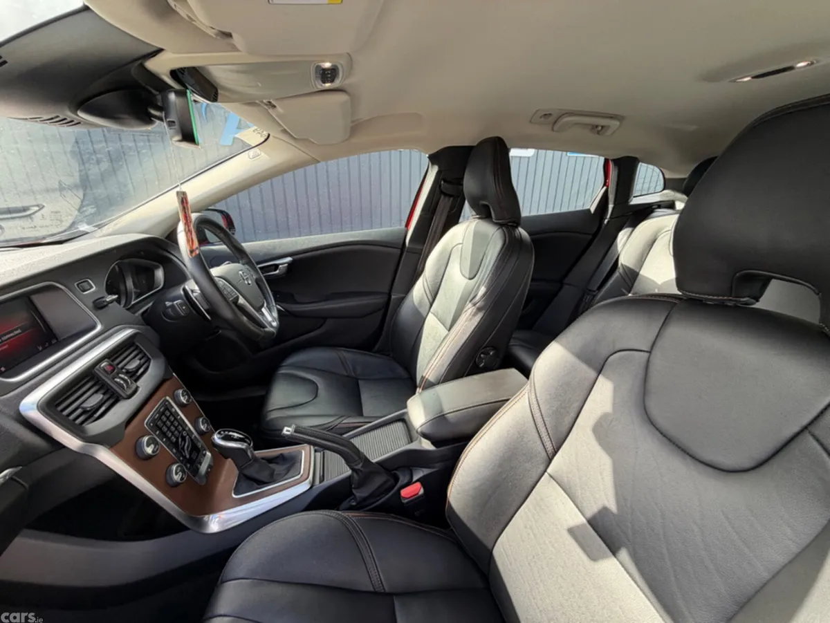 Volvo V40 Hatchback, Petrol, 2019, Red