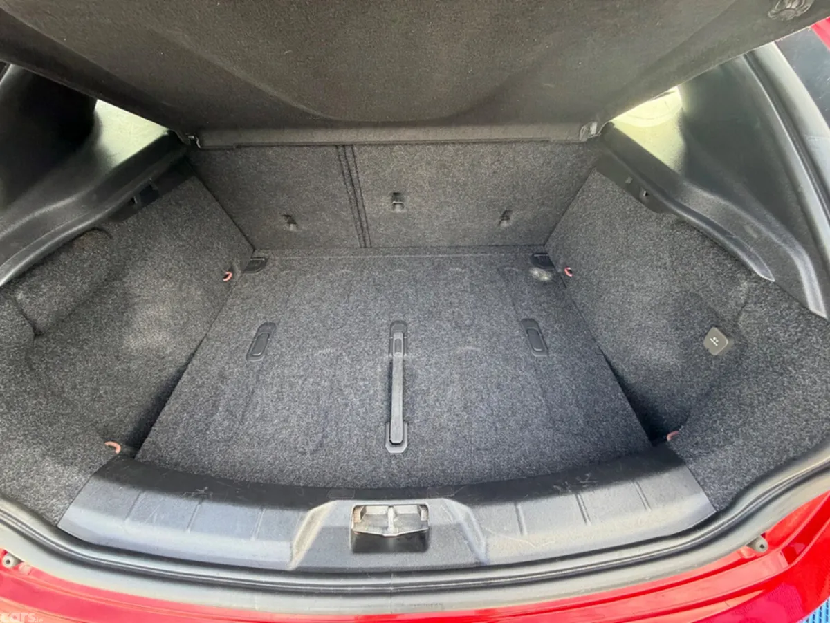 Volvo V40 Hatchback, Petrol, 2019, Red