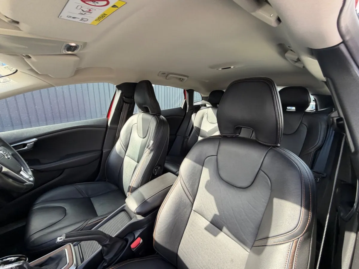 Volvo V40 Hatchback, Petrol, 2019, Red