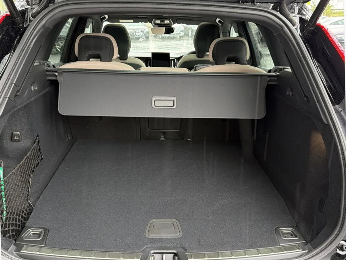 Volvo XC60 SUV, Petrol Plug-in Hybrid, 2026, Black
