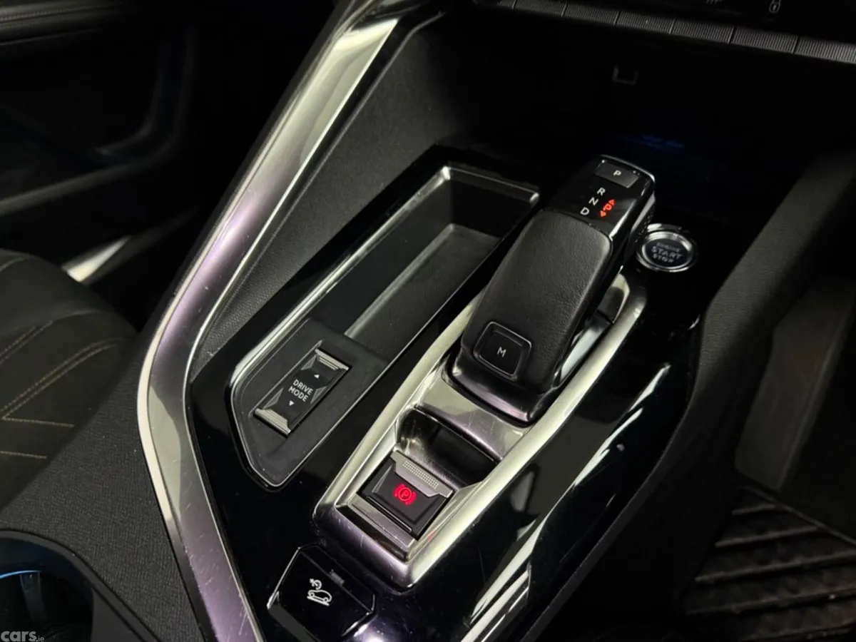Peugeot 5008 MPV, Petrol, 2021, White