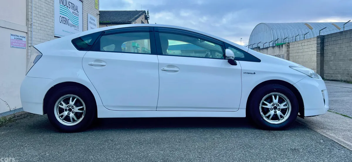 Toyota Prius Hatchback, Petrol Hybrid, 2015, White