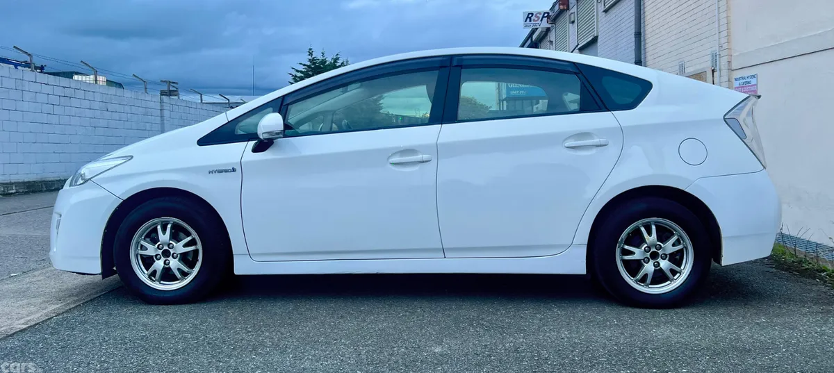 Toyota Prius Hatchback, Petrol Hybrid, 2015, White