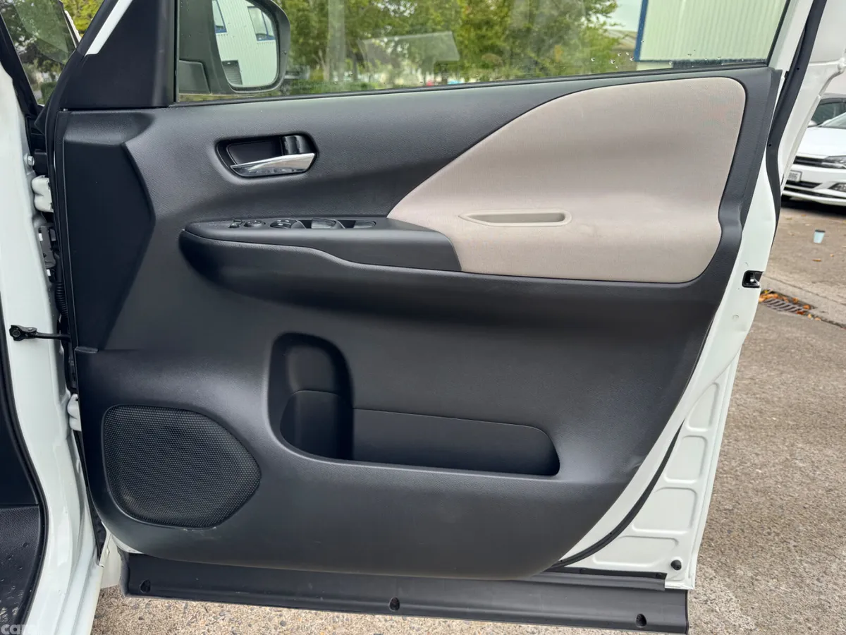 Nissan Serena MPV, Petrol Hybrid, 2017, White
