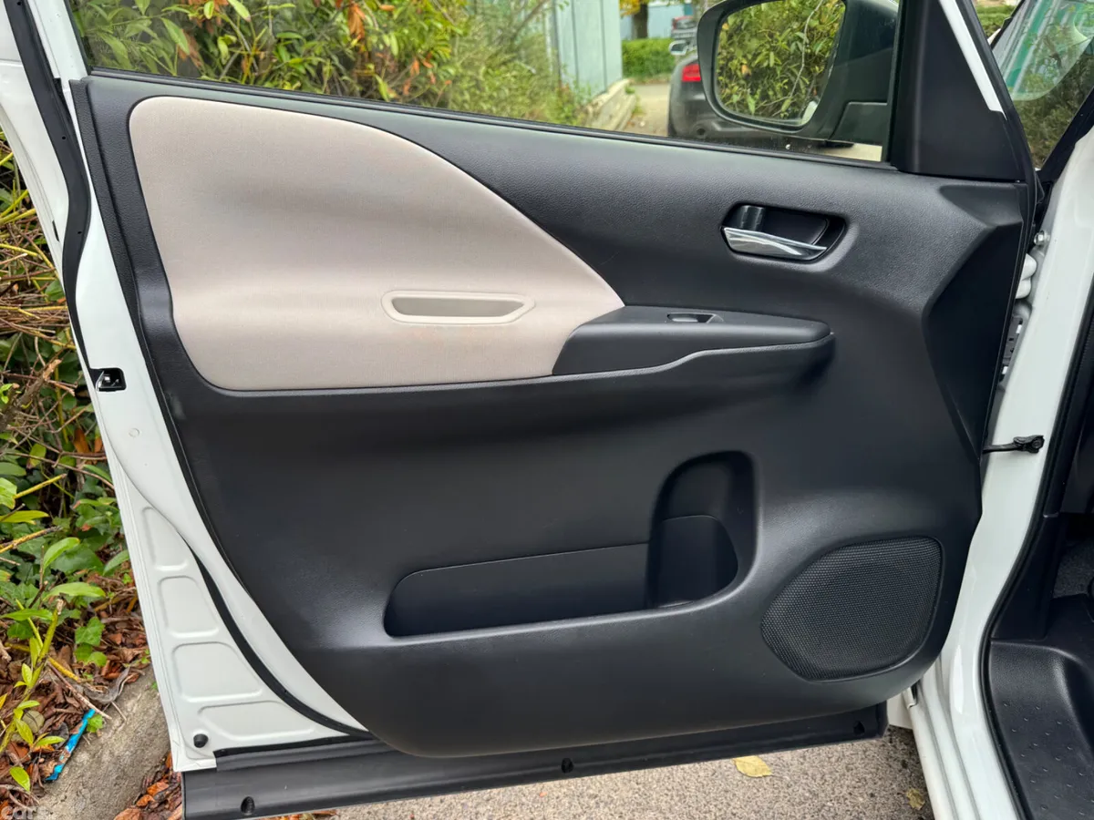 Nissan Serena MPV, Petrol Hybrid, 2017, White