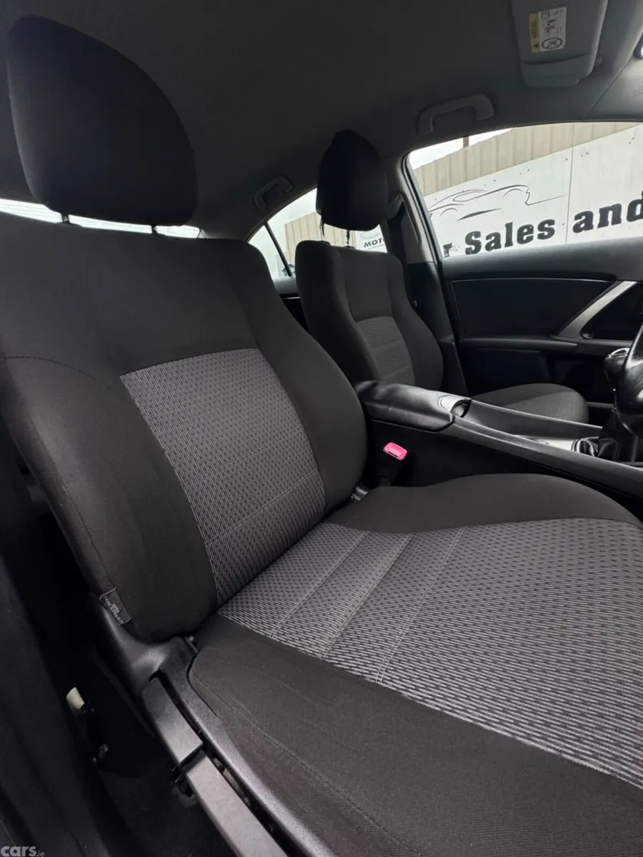 Toyota Avensis Saloon, Diesel, 2013, Blue