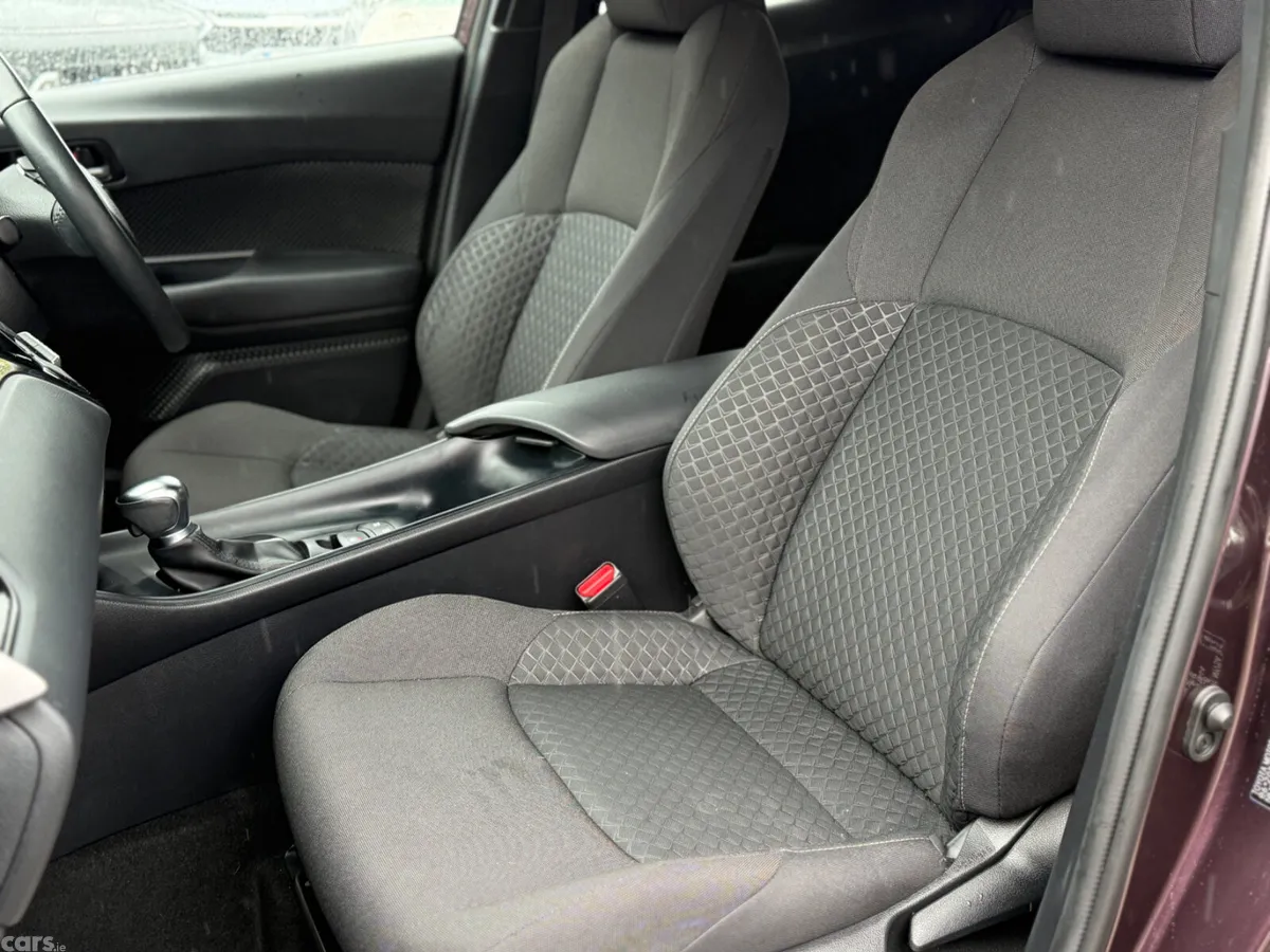 Toyota C-HR SUV, Petrol Hybrid, 2023, Purple