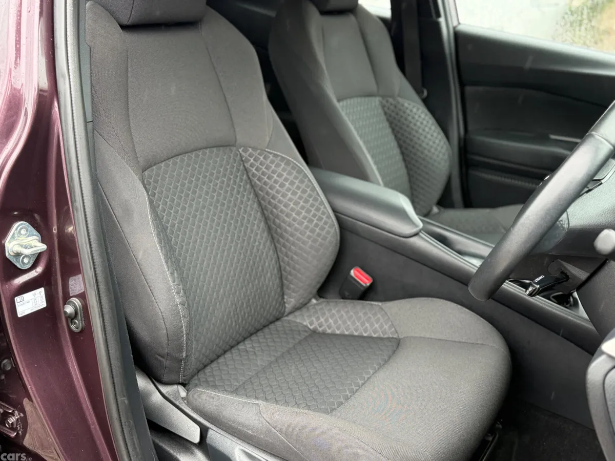 Toyota C-HR SUV, Petrol Hybrid, 2023, Purple
