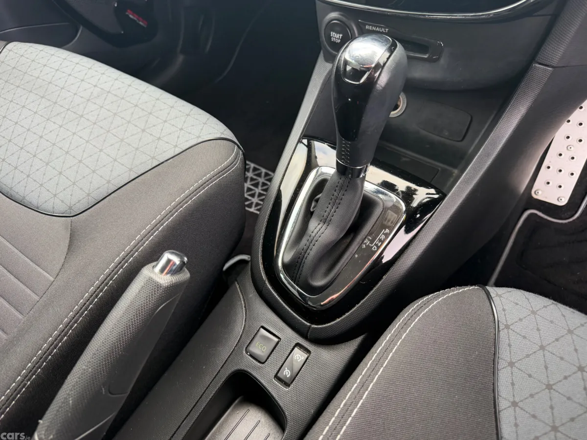 Renault Clio Hatchback, Petrol, 2013, Yellow