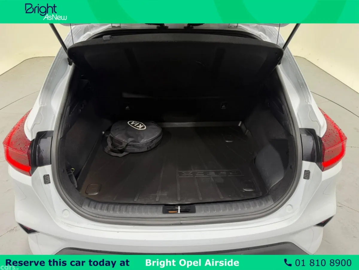Kia XCeed Hatchback, Petrol Plug-in Hybrid, 2022, White